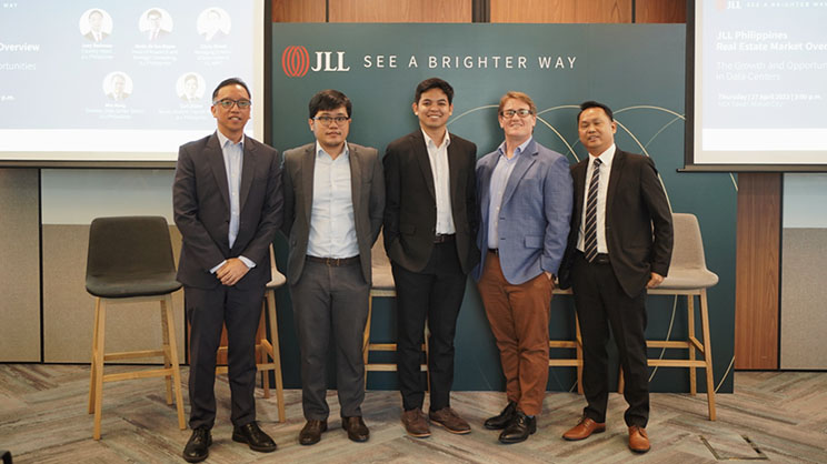[L-R] Joey Radovan, JLL Philippines Country Head; Janlo de los Reyes, JLL Philippines’ Head of Research and Strategic Consulting; Carl Dizon, JLL Philippines’ Senior Analyst for Capital Markets; Chris Street, JLL APAC’s Managing Director for Data Centres; Min Aung, JLL Philippines’ Director for Data Centers