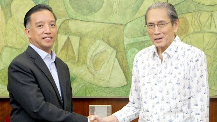 Joey Radovan and Jorge Araneta are shaking hands