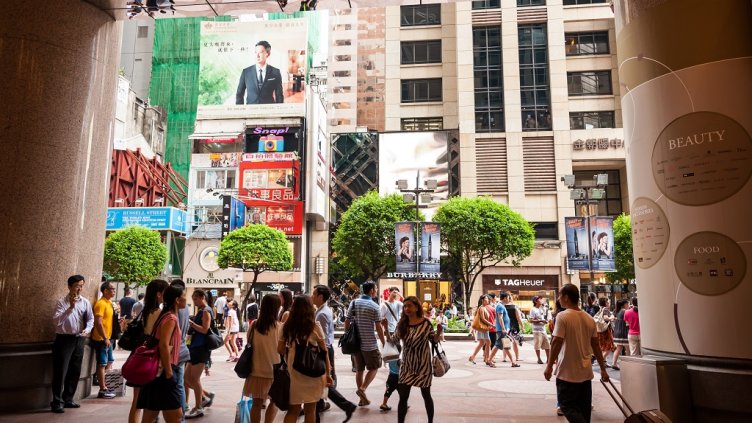 HONGKONG , CHINA-JULY 7 : Lifestyles of Hong Kong, popular with walkers. And take the metro in the main thoroughfare daily. at Russell Street on July 7,2014 in Hong Kong